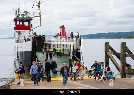 Passagiere und Autos, die Einschiffung auf Caledonian Macbrayne ferry bei Claonaig auf der Halbinsel Kintyre von Lochranza auf Arran Schottland Stockfoto