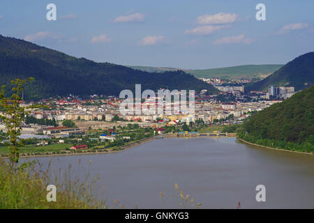 Stadt am Tal-Flusses Bistrita in Rumänien (Piatra Neamt, Luftbild) Stockfoto