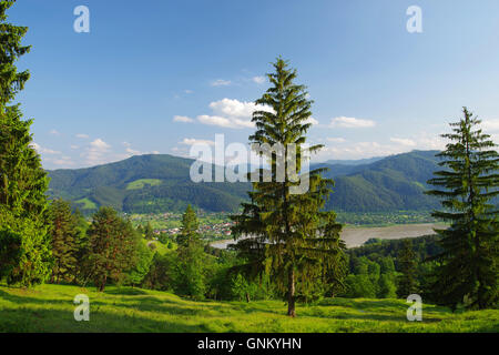 Tal des Flusses Bistrita in Rumänien, Dörfer und Wälder Stockfoto