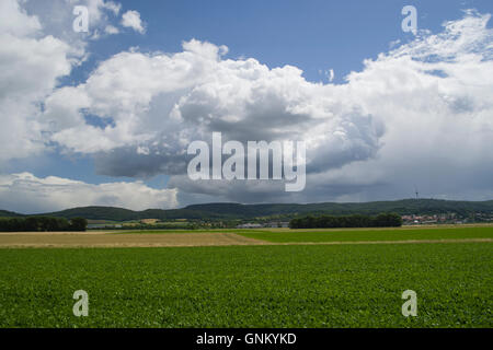 Schöne, sanfte Hügel und die blauen Wolkenhimmel in Deutschland. Stockfoto