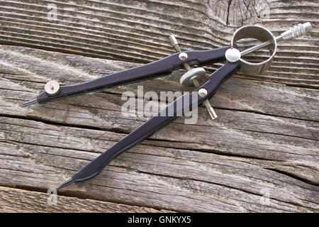 Kompass zeichnen auf hölzernen Hintergrund Stockfoto