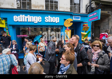 Belebte Straße außerhalb Edfringe offizielle Ticket Office und Shop an der High Street in Edinburgh Fringe Festival 2016, Schottland Stockfoto