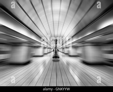 Selektive Bewegung & Radial blur in Gants Hill u-Bahnstation in London, Vereinigtes Königreich. Stockfoto