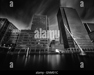 Canary Wharf-Skyline von South Quay mit South Quay Steg auf der rechten und der DLR-Brücke auf der linken Seite betrachtet. Stockfoto