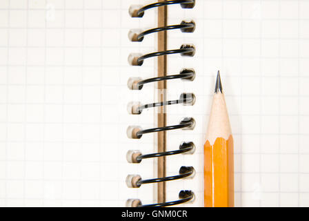 Geöffnete Notebook mit einem leeren Blatt und Bleistift auf über weiß Stockfoto