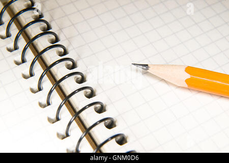 Geöffnete Notebook mit einem leeren Blatt und Bleistift auf über weiß Stockfoto