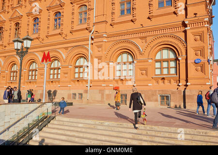 Der U-Bahnhof Ploshchad Revolyutsii und fruehere Moskauer Rathaus Manezhnaya oder Manege Square Moscow Russland Stockfoto