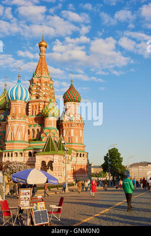 Fotograf mit fotografischen Service für Touristen vor der Basilius-kathedrale (Kathedrale von Vasily die Gesegnet) Roter Platz Moskau Russland Stockfoto