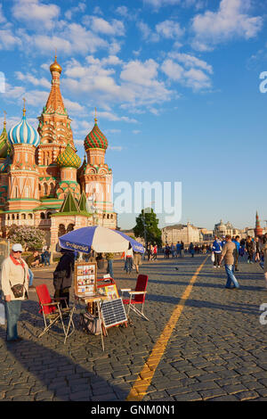 Fotograf mit fotografischen Service für Touristen vor der Basilius-kathedrale (Kathedrale von Vasily die Gesegnet) Roter Platz Moskau Russland Stockfoto