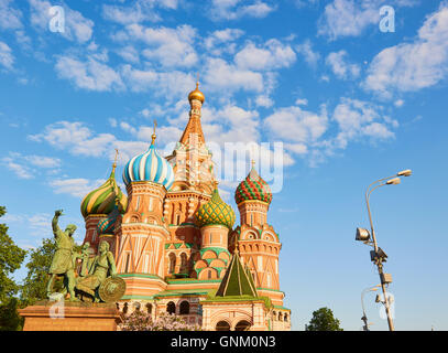 Die Basilius-kathedrale und bronze Denkmal für Minin und Pozharsky (1818 von Iwan Martos) Roter Platz Moskau Russland Stockfoto