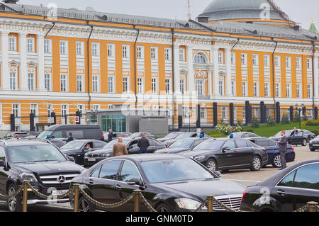 Offizielle Limousinen außerhalb des Senats Palace (1788) Kreml Moskau Russland Stockfoto