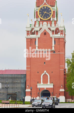 Limousinen vor 15. Jahrhundert Spasskaja (Retter) Turm Kreml Moskau Russland Stockfoto