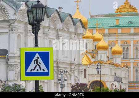 Fußgängerüberweg Zeichen neben der Kathedrale des Erzengels (1508) und Verkündigung Kathedrale Kreml Moskau Russland Stockfoto