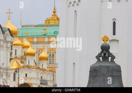 Zarenglocke (1735) und Verkündigung Kathedrale (1489) mit seinen goldenen Kuppeln Kreml Moskau Russland Stockfoto