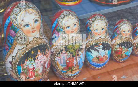 Russische Matroschka Puppen im Souvenir-Shop-Fenster angezeigt Moskau Russland Stockfoto