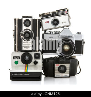 Sammlung von alten Kameras auf weißem Hintergrund Stockfoto