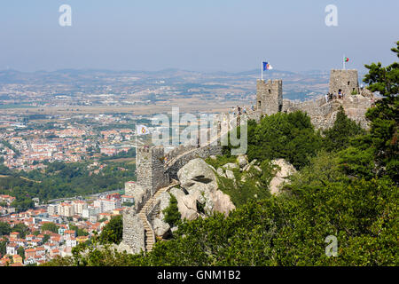 SINTRA, PORTUGAL - 19. Juli 2016: Die Burg der Mauren (Castelo Dos Mouros) ist eine mittelalterliche Höhenburg befindet sich in Sintra, L Stockfoto