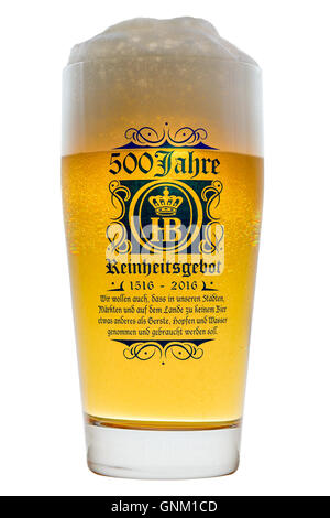 Glas kalten bayerischen Bier mit Kopf Hintergrundbeleuchtung schaumige Schaum isoliert auf weiß mit Text 500 Jahre Reinheitsgebot Stockfoto