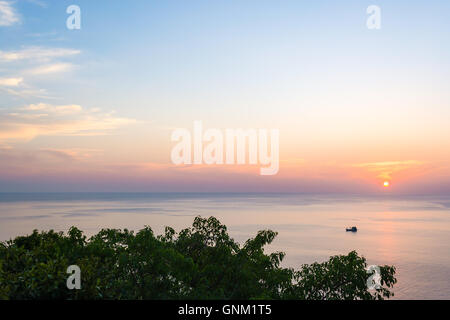 Weitwinkelaufnahme Seascape eines Bootes auf dem Sunset. Stockfoto