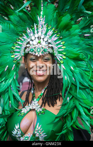 Ein Festival Performer im traditionellen Kostüm paradieren am Karneval von Notting Hill im Westen Londons Stockfoto