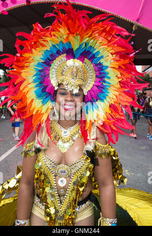 Ein Festival Performer im traditionellen Kostüm paradieren am Karneval von Notting Hill im Westen Londons Stockfoto