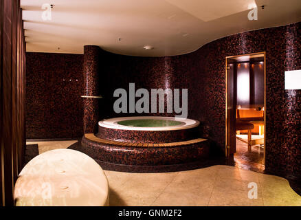 Modernes Badezimmer Interieur mit Whirlpool und sauna Stockfoto