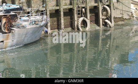 Rostige alte Boot vor Anker im Hafen Stockfoto