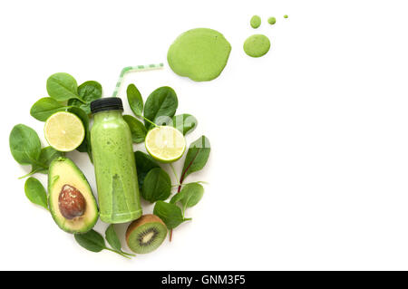 In Flaschen grüner Smoothie, umgeben von grünen Lebensmitteln wie Spinat und kiwi Stockfoto