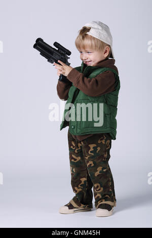 kleiner Junge mit Waffe auf weiß Stockfoto