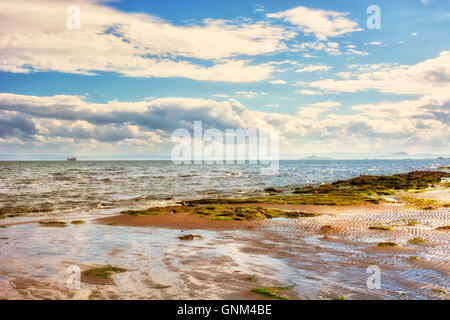 Küstenlandschaft bei Ebbe in Schottland, Großbritannien. Die Stadt von Kirkcaldy Stockfoto