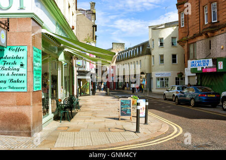 KIRKCALDY, Schottland/UK – 27. August 2016: Blick auf High Street Läden und Cafés in Kirkcaldy am 27. August 2016. Stockfoto