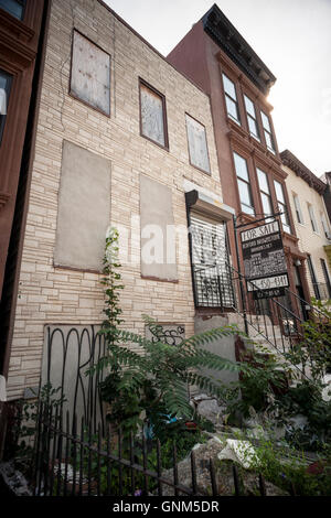 Verfallene Gebäude zum Verkauf an Lafayette Avenue im Stadtteil Bedford-Stuyvesant in Brooklyn in New York auf Samstag, 27. August 2016. (© Richard B. Levine) Stockfoto