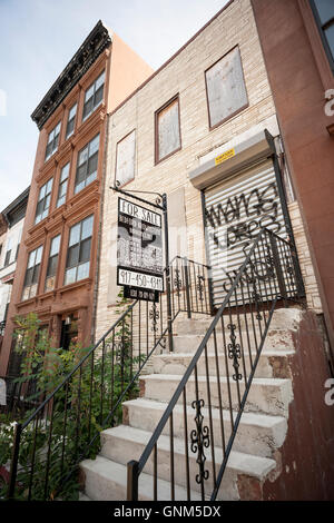 Verfallene Gebäude zum Verkauf an Lafayette Avenue im Stadtteil Bedford-Stuyvesant in Brooklyn in New York auf Samstag, 27. August 2016. (© Richard B. Levine) Stockfoto