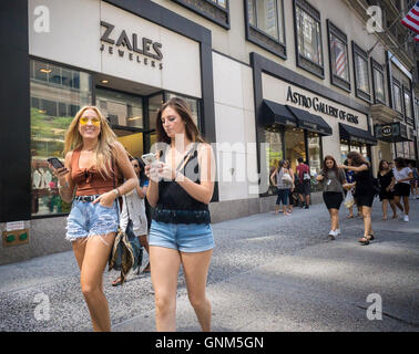 Ein Zales Juweliere auf der Fifth Avenue in New York auf Freitag, 26. August 2016 speichern.  Signet Jewelers, der Besitzer des Zales, Kay und Jared Schmuckmarken meldete einen Rückgang im zweiten Quartal Umsatz und Gewinn, die Erwartungen der Analysten fehlt. (© Richard B. Levine) Stockfoto