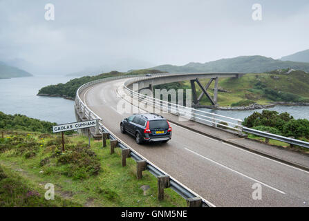 Auto fahren auf Kylesku-Brücke über den See ein Chairn Bhain in Sutherland, Schottland, Teil der North Coast 500 Panoramafahrt Stockfoto