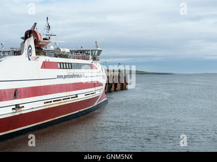 Pentland Ferries Boot am St Margarets Hope Hafen auf den Orkney-Inseln bereitet sich für Gills Bay auf dem schottischen Festland zu verlassen Stockfoto