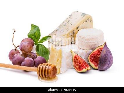 Weichkäse mit Honig, Trauben und Feigen, isoliert auf weiss Stockfoto