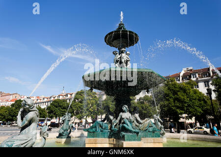 Bronze Brunnen schmücken Rossio-Platz, befindet sich in der Innenstadt Pombaline und einen zentralen Platz in Lissabon, Portugal Stockfoto