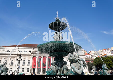 Bronze Brunnen schmücken Rossio-Platz, befindet sich in der Innenstadt Pombaline und einen zentralen Platz in Lissabon, Portugal Stockfoto