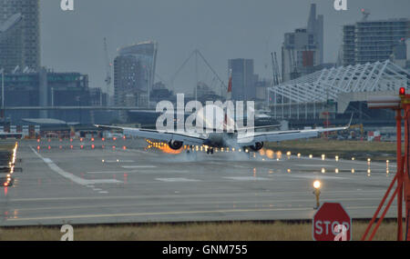 British Airways BACityfler Embraer 170 Flugzeug landet am London City Airport in den Docklands Stockfoto