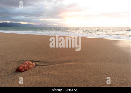 Ozean-Landschaft ist eine detaillierte sandigen Seenlandschaft und warm leuchtenden Sonnenuntergang Himmel. Stockfoto