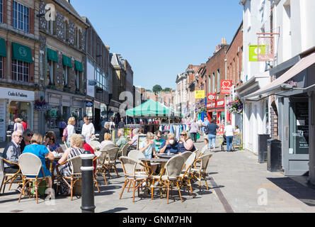 Winchester wöchentlichen Markt und Street Café, High Street, Winchester, Hampshire, England, Vereinigtes Königreich Stockfoto