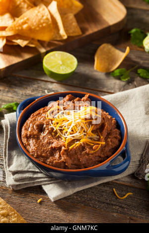 Selbstgemachte Refried Bohnen mit Chiips und Kalk Stockfoto