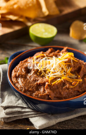 Selbstgemachte Refried Bohnen mit Chiips und Kalk Stockfoto