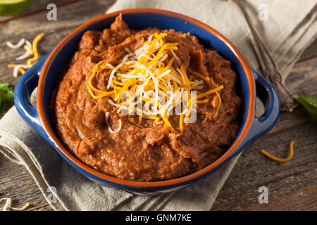 Selbstgemachte Refried Bohnen mit Chiips und Kalk Stockfoto