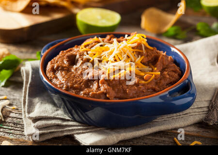 Selbstgemachte Refried Bohnen mit Chiips und Kalk Stockfoto