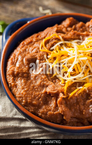 Selbstgemachte Refried Bohnen mit Chiips und Kalk Stockfoto