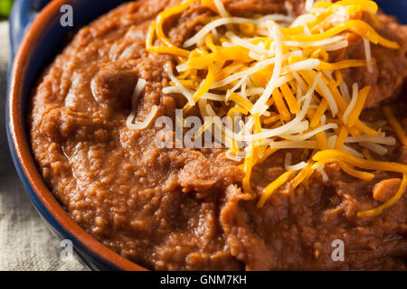 Selbstgemachte Refried Bohnen mit Chiips und Kalk Stockfoto