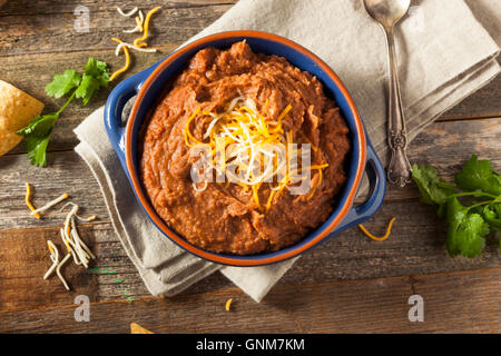 Selbstgemachte Refried Bohnen mit Chiips und Kalk Stockfoto