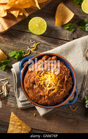 Selbstgemachte Refried Bohnen mit Chiips und Kalk Stockfoto